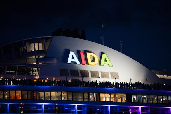 Quels chalets en Autriche offrent des cours de ski et des randonnées en montagne?