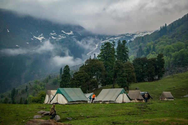 Quels sont les équipements indispensables pour un camping en région de steppes herbeuses?